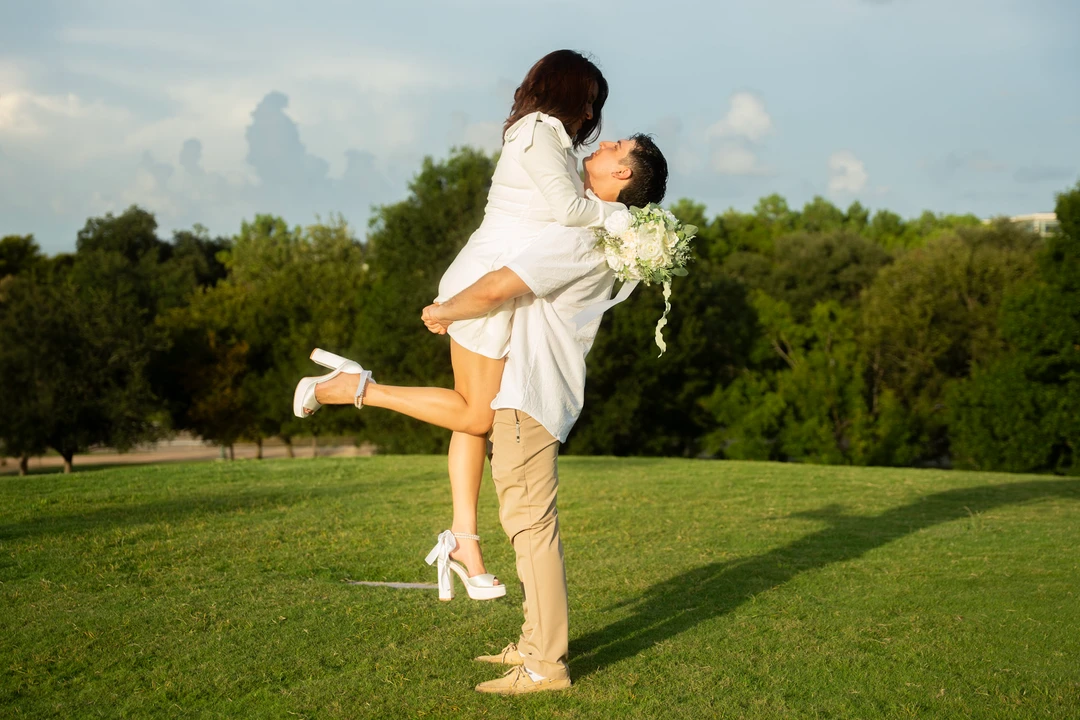 Engagement in the park — photograph 17.