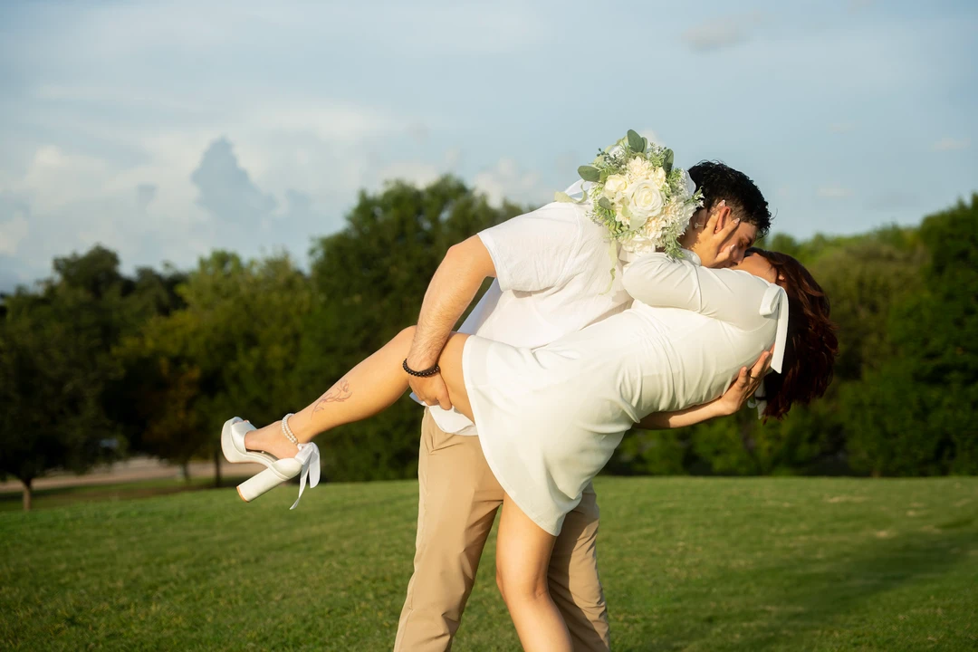Engagement in the park — photograph 18.
